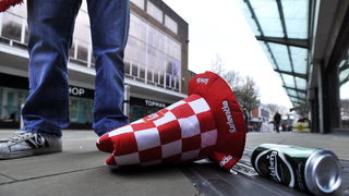 Swansea (Wales), 260313.
Swansea uoci kvalifikacijske utakmice za Svjetsko prvenstvo u Brazilu, 2014. godine, izmedju reprezentacija Walesa i Hrvatske.
Hrvatski navijaci u centru grada, prije vecerasnje nogometne utakmice .
Foto: Boris Kovacev / CROPIX