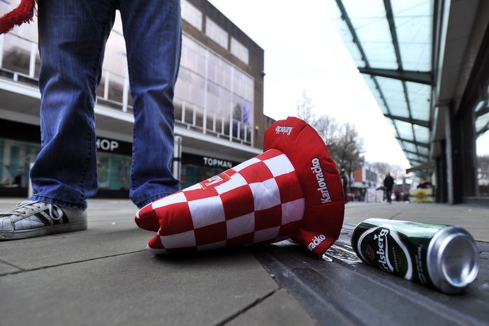 Swansea (Wales), 260313.
Swansea uoci kvalifikacijske utakmice za Svjetsko prvenstvo u Brazilu, 2014. godine, izmedju reprezentacija Walesa i Hrvatske.
Hrvatski navijaci u centru grada, prije vecerasnje nogometne utakmice .
Foto: Boris Kovacev / CROPIX