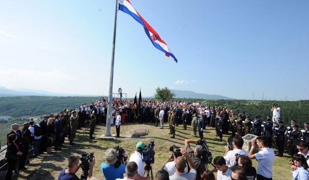 Knin – Podizanjem Hrvatske zastave na kninskoj tvrdjavi zapocela je proslava 19. obljetnice vojno redarstvene akcije oluja, Dana pobjede i domovinske zahvalnost. Photo: Hrvoje Jelavic/PIXSELL