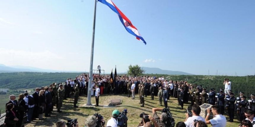 Knin – Podizanjem Hrvatske zastave na kninskoj tvrdjavi zapocela je proslava 19. obljetnice vojno redarstvene akcije oluja, Dana pobjede i domovinske zahvalnost. Photo: Hrvoje Jelavic/PIXSELL