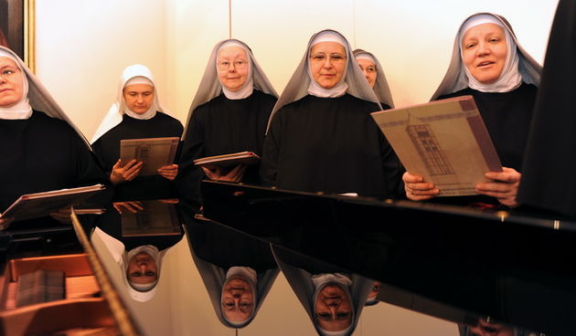 Zadar, 140111.
Gradonacelnik Vrancic pred blagdan Sv. Stosije vec tradicionalno obilazi benediktinke i njihovu poglavaricu Casnu majku Anastaziju (Stosiju).
Foto : Andrija Lucic / cropix