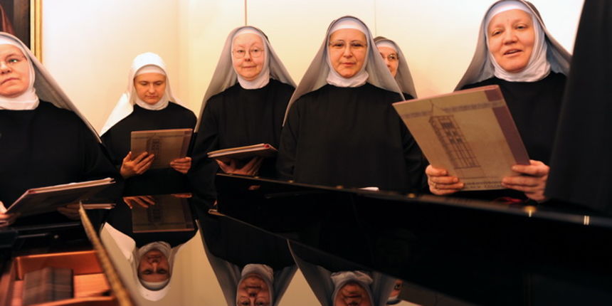 Zadar, 140111.
Gradonacelnik Vrancic pred blagdan Sv. Stosije vec tradicionalno obilazi benediktinke i njihovu poglavaricu Casnu majku Anastaziju (Stosiju).
Foto : Andrija Lucic / cropix