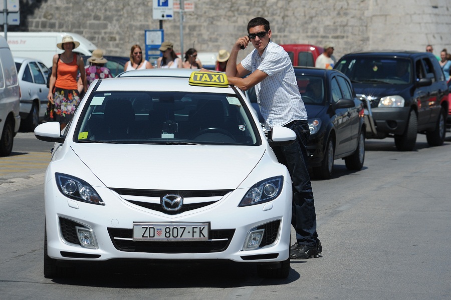 Stanari tzv. Galićevih zgrada u Diklu su nakon posjete gradonačelniku održali prosvjed blokirajući promet u centru grada, foto: Luka Gerlanc/CROPIX Stanari tzv. Galićevih zgrada u Diklu su nakon posjete gradonačelniku održali prosvjed blokirajući promet u centru grada, foto: Luka Gerlanc/CROPIX