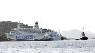 Kornati, Otok Sit, 261009 .
Putnicki brod Marko Polo nasukao se prekjucer unutar otoka Sita na sjeverozapadnoj strani. 
Marko Polo je provom zaorao barem desetak metara u kopno, srusio morske stijene i raslinje, probio zid ograde obitelji Kovacev i zausta