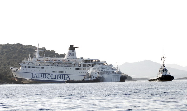 Kornati, Otok Sit, 261009 .
Putnicki brod Marko Polo nasukao se prekjucer unutar otoka Sita na sjeverozapadnoj strani. 
Marko Polo je provom zaorao barem desetak metara u kopno, srusio morske stijene i raslinje, probio zid ograde obitelji Kovacev i zausta