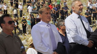 Kornat, 300811.
Obiljezavanje 4. obljetnice kornatske tragedije, u kojoj je, gaseci pozar na Kornatu 30. kolovoza 2007. godine, smrtno stradalo 12 vatrogasaca. Obitelji poginulih vatrogasaca, njihovi prijatelji te visoko izaslanstvo na otoku Kornat, u uv Kornat, 300811.
Obiljezavanje 4. obljetnice kornatske tragedije, u kojoj je, gaseci pozar na Kornatu 30. kolovoza 2007. godine, smrtno stradalo 12 vatrogasaca. Obitelji poginulih vatrogasaca, njihovi prijatelji te visoko izaslanstvo na otoku Kornat, u uv