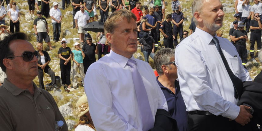 Kornat, 300811.
Obiljezavanje 4. obljetnice kornatske tragedije, u kojoj je, gaseci pozar na Kornatu 30. kolovoza 2007. godine, smrtno stradalo 12 vatrogasaca. Obitelji poginulih vatrogasaca, njihovi prijatelji te visoko izaslanstvo na otoku Kornat, u uv Kornat, 300811.
Obiljezavanje 4. obljetnice kornatske tragedije, u kojoj je, gaseci pozar na Kornatu 30. kolovoza 2007. godine, smrtno stradalo 12 vatrogasaca. Obitelji poginulih vatrogasaca, njihovi prijatelji te visoko izaslanstvo na otoku Kornat, u uv