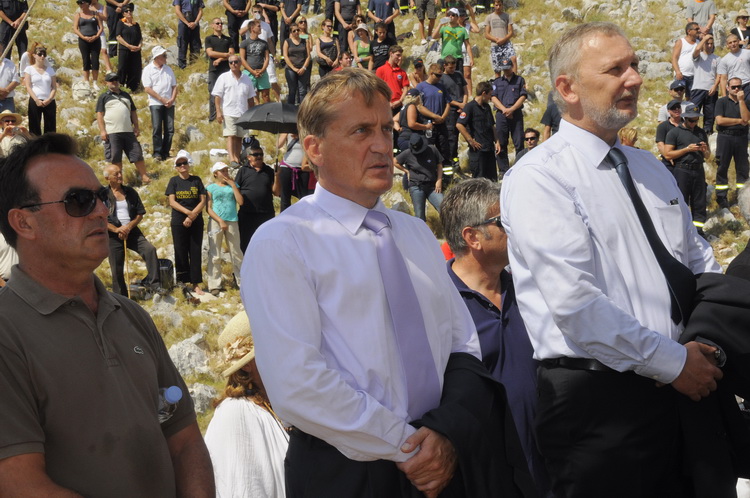 Kornat, 300811.
Obiljezavanje 4. obljetnice kornatske tragedije, u kojoj je, gaseci pozar na Kornatu 30. kolovoza 2007. godine, smrtno stradalo 12 vatrogasaca. Obitelji poginulih vatrogasaca, njihovi prijatelji te visoko izaslanstvo na otoku Kornat, u uv Kornat, 300811.
Obiljezavanje 4. obljetnice kornatske tragedije, u kojoj je, gaseci pozar na Kornatu 30. kolovoza 2007. godine, smrtno stradalo 12 vatrogasaca. Obitelji poginulih vatrogasaca, njihovi prijatelji te visoko izaslanstvo na otoku Kornat, u uv