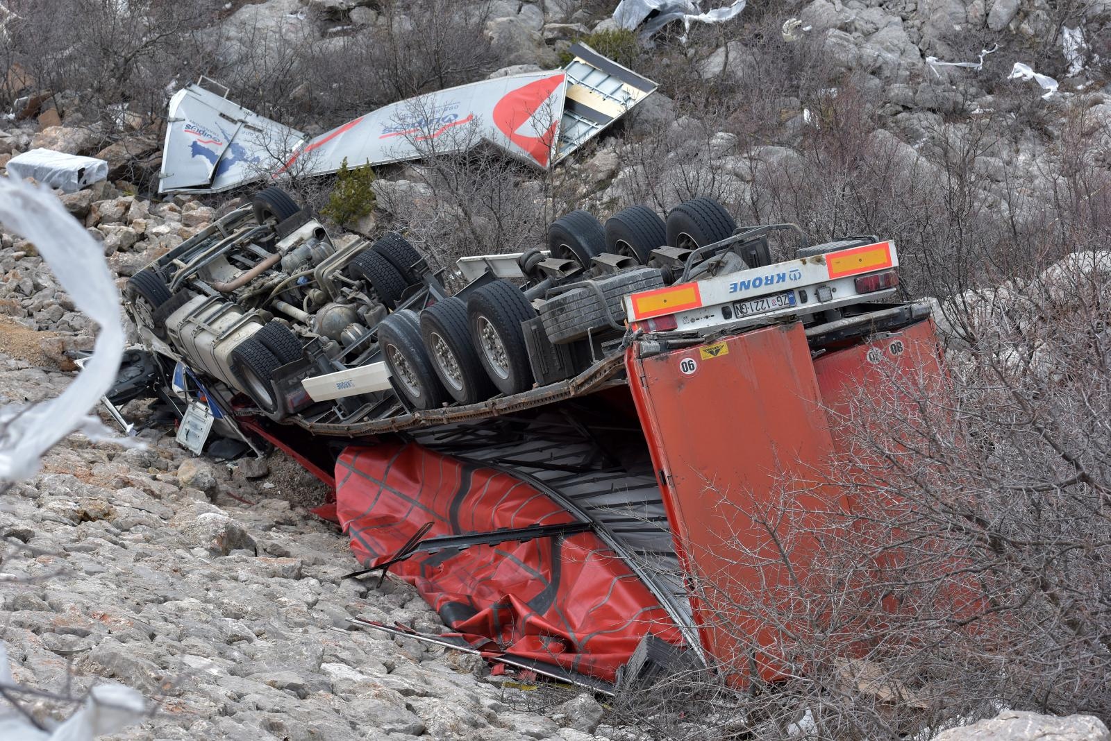 Orkanska bura na istom mjestu na cesti Gračac – Zaton Obrovački prevrnula dva kamiona