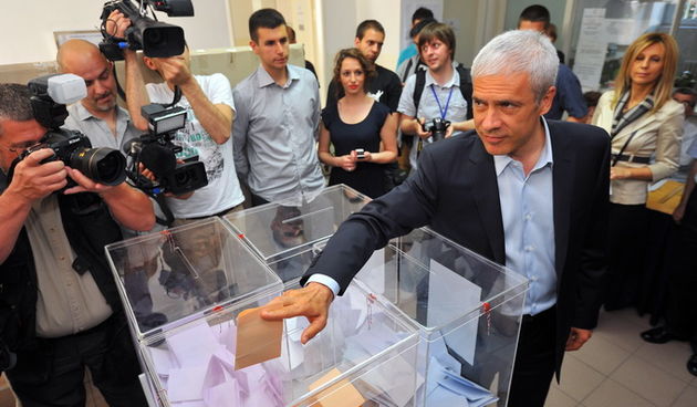 Beograd, 060512.Predsjednicki i parlamentarni izbori u Srbiji. Na slici: Boris Tadic sa suprugom i kcerima dolazi na biraliste.Foto: Ognjen Radosevic / BLIC / CROPIX