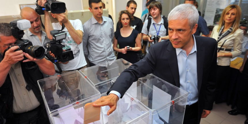 Beograd, 060512.Predsjednicki i parlamentarni izbori u Srbiji. Na slici: Boris Tadic sa suprugom i kcerima dolazi na biraliste.Foto: Ognjen Radosevic / BLIC / CROPIX Beograd, 060512.Predsjednicki i parlamentarni izbori u Srbiji. Na slici: Boris Tadic sa suprugom i kcerima dolazi na biraliste.Foto: Ognjen Radosevic / BLIC / CROPIX