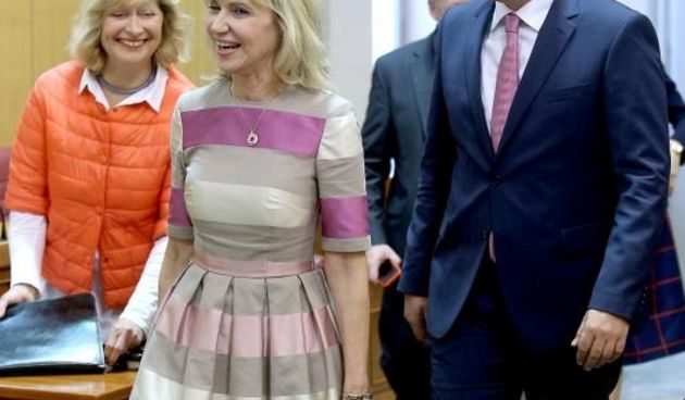 Ingrid Antičević Marinović svojim modnim izričajem razbija saborsko sivilo. Foto: Patrik Maček/PIXSELL