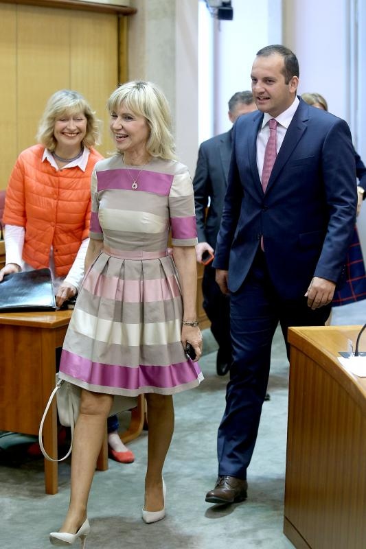 Ingrid Antičević Marinović svojim modnim izričajem razbija saborsko sivilo. Foto: Patrik Maček/PIXSELL Ingrid Antičević Marinović svojim modnim izričajem razbija saborsko sivilo. Foto: Patrik Maček/PIXSELL