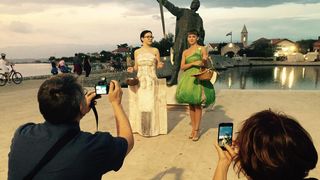 9. Festival smokve: Glumica Lucija Matković i Elena Bukvić u haljinama autorice Ade Duke (Šinjorina smokva i sv. Križ) u šetnji Ninom 9. Festival smokve: Glumica Lucija Matković i Elena Bukvić u haljinama autorice Ade Duke (Šinjorina smokva i sv. Križ) u šetnji Ninom