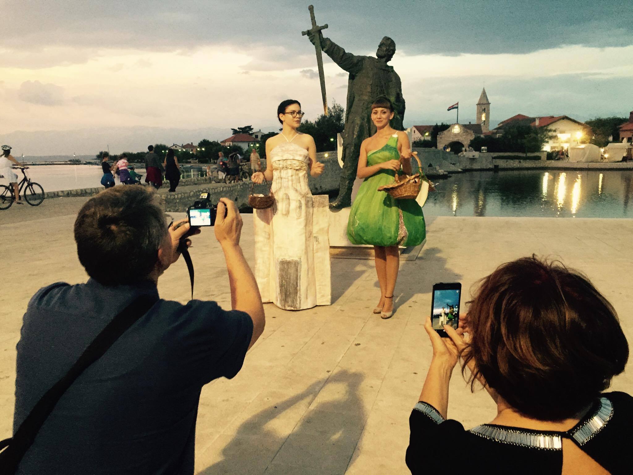 9. Festival smokve: Glumica Lucija Matković i Elena Bukvić u haljinama autorice Ade Duke (Šinjorina smokva i sv. Križ) u šetnji Ninom 9. Festival smokve: Glumica Lucija Matković i Elena Bukvić u haljinama autorice Ade Duke (Šinjorina smokva i sv. Križ) u šetnji Ninom