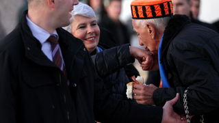 Zadar, 261111.
Parlamentarni izbori 2011.
Predsjednica HDZ-a Jadranka Kosor danas se u Skabrnji kod spomen-obiljezja poklonila vojnim i civilnim zrtvama Domovinskog rata, a potom je na Trgu dr. Franje Tudjmana odrzala predizborni govor i druzila se sa gra Zadar, 261111.
Parlamentarni izbori 2011.
Predsjednica HDZ-a Jadranka Kosor danas se u Skabrnji kod spomen-obiljezja poklonila vojnim i civilnim zrtvama Domovinskog rata, a potom je na Trgu dr. Franje Tudjmana odrzala predizborni govor i druzila se sa gra