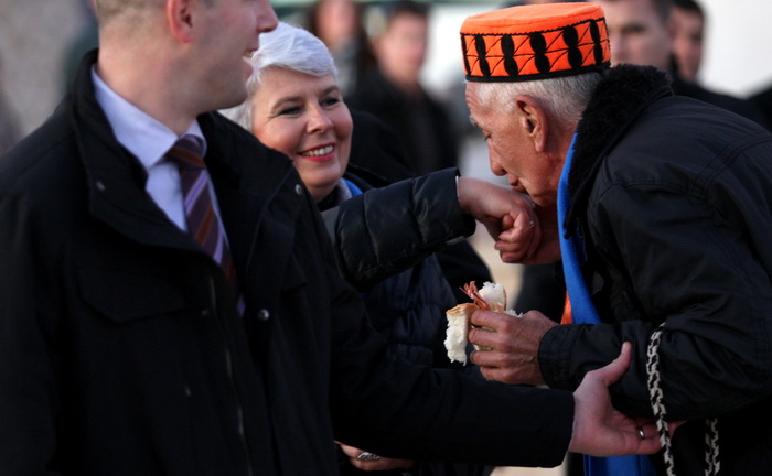 Zadar, 261111.
Parlamentarni izbori 2011.
Predsjednica HDZ-a Jadranka Kosor danas se u Skabrnji kod spomen-obiljezja poklonila vojnim i civilnim zrtvama Domovinskog rata, a potom je na Trgu dr. Franje Tudjmana odrzala predizborni govor i druzila se sa gra Zadar, 261111.
Parlamentarni izbori 2011.
Predsjednica HDZ-a Jadranka Kosor danas se u Skabrnji kod spomen-obiljezja poklonila vojnim i civilnim zrtvama Domovinskog rata, a potom je na Trgu dr. Franje Tudjmana odrzala predizborni govor i druzila se sa gra