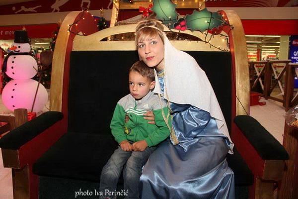 Sv. Luce razveselila mališane u Supernova centru, Foto: Iva Perinčić Sv. Luce razveselila mališane u Supernova centru, Foto: Iva Perinčić