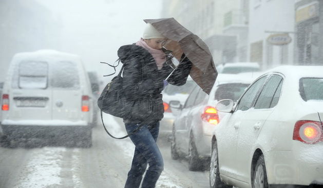 Zagreb, 100310.
Jaki vjetar i snijeg koji je jos nocas poceo padati ujutro u gradu stvorio guzvu u prometu.
Na slici: djevojka prelazi Zvonimirovu ulicu braneci se kisobranima od jakog vjetra.
Foto: Drago Sopta / CROPIX