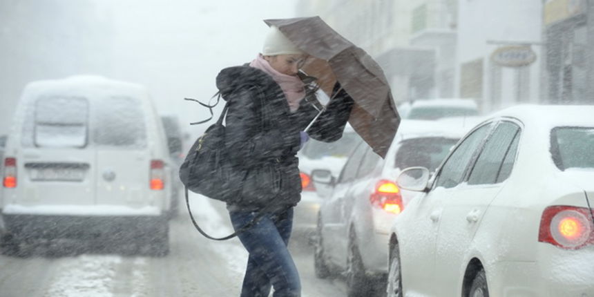 Zagreb, 100310.
Jaki vjetar i snijeg koji je jos nocas poceo padati ujutro u gradu stvorio guzvu u prometu.
Na slici: djevojka prelazi Zvonimirovu ulicu braneci se kisobranima od jakog vjetra.
Foto: Drago Sopta / CROPIX