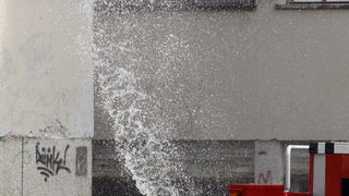 Zadar, 010311.
Jutros je izbio pozar u stanu u ulici Put Murata na Vostarnici. Za vrijeme nastanka pozara u stanu su bile dvije osobe koje su izasle neozlijedjene. Vatrogasci su na terenu, a ocevid je u tijeku.
Na slici: vatrogascima je pukla cijev tijeko