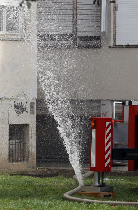 Zadar, 010311.
Jutros je izbio pozar u stanu u ulici Put Murata na Vostarnici. Za vrijeme nastanka pozara u stanu su bile dvije osobe koje su izasle neozlijedjene. Vatrogasci su na terenu, a ocevid je u tijeku.
Na slici: vatrogascima je pukla cijev tijeko