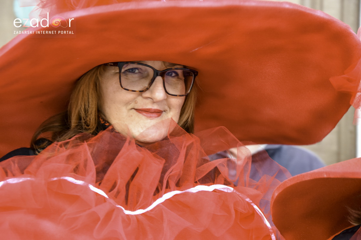 Paški zimski karneval 2018: Karnevalska povorka prošla ulicama grada do Pijace