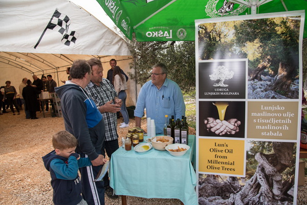 U Vrtovima lunjskih maslina održana 12. Lunjska maslinada. Foto: Vinko Pešić