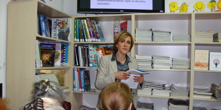 Anita Šupe predstavila knjigu “Istine i laži o hrani” u prepunoj biogradskoj Gradskoj knjižnici. Foto: Gordana Šarić Anita Šupe predstavila knjigu “Istine i laži o hrani” u prepunoj biogradskoj Gradskoj knjižnici. Foto: Gordana Šarić