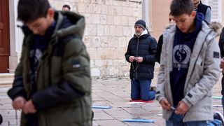 Muška molitva ispred katedrale Sv. Stošije