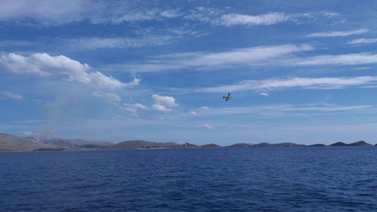 Tri kanadera gase požar u uvali Vrulja na otoku Kornatu Tri kanadera gase požar u uvali Vrulja na otoku Kornatu