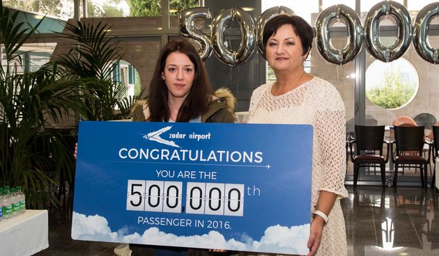 Jelena Rukavina, 500 tisućita putnica Zračne luke Zadar u 2016. godini i direktorica Irena Ćosić