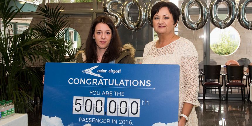 Jelena Rukavina, 500 tisućita putnica Zračne luke Zadar u 2016. godini i direktorica Irena Ćosić