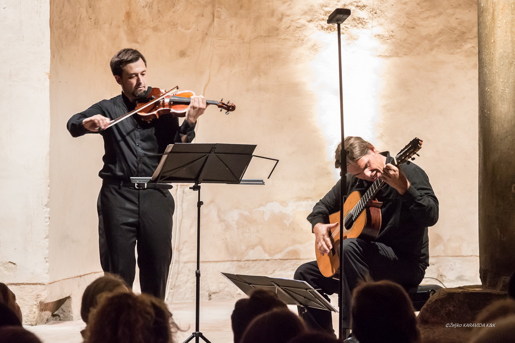 Violinist Martin Draušnik i gitarist Krešimir Bedek u Sv. Donatu izveli program “Paganini i gitara” Violinist Martin Draušnik i gitarist Krešimir Bedek u Sv. Donatu izveli program “Paganini i gitara”