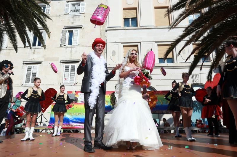 Splitski karneval: Vjenčanje Ave Karabatić i Ivana Pernara na splitskoj rivi