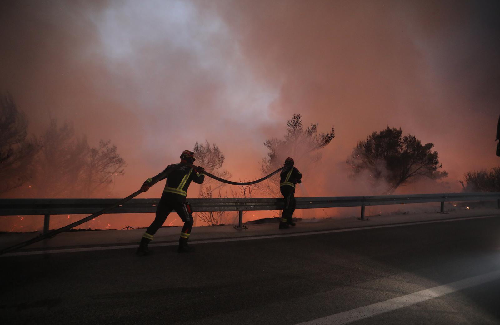 Tučepi: Požar se širi, zahvatio ranč i kuće, vatrogasci u akciji