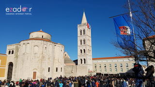 Izložba vojne opreme, oružja i vozila na zadarskoj rivi i spuštanje 25-metarske zastave s kampanela sv. Stošije