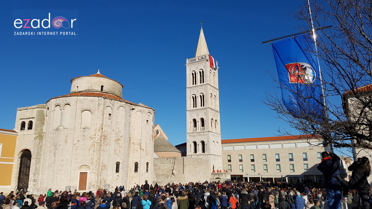 Izložba vojne opreme, oružja i vozila na zadarskoj rivi i spuštanje 25-metarske zastave s kampanela sv. Stošije