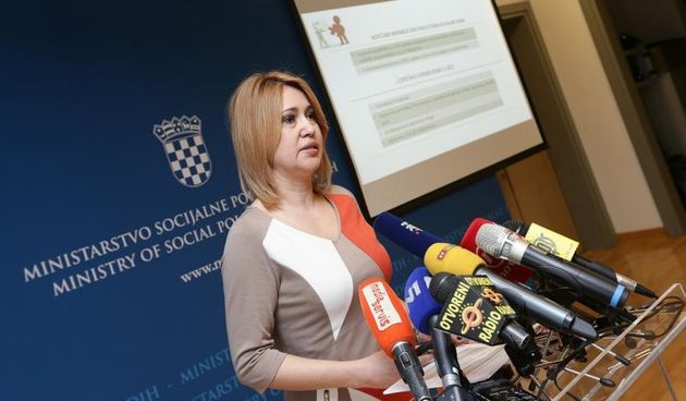 Zagreb – Ministrica socijalne politike i mladih Milanka Opacic odrzala je konferenciju za medije na temu borbe protiv siromastva u suradnji s organizacijama civilnog drustva. Najavila je nove projekte s ciljem pomoci obiteljima koje se nalaze u riziku od