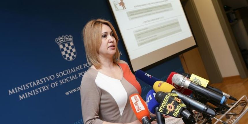 Zagreb – Ministrica socijalne politike i mladih Milanka Opacic odrzala je konferenciju za medije na temu borbe protiv siromastva u suradnji s organizacijama civilnog drustva. Najavila je nove projekte s ciljem pomoci obiteljima koje se nalaze u riziku od