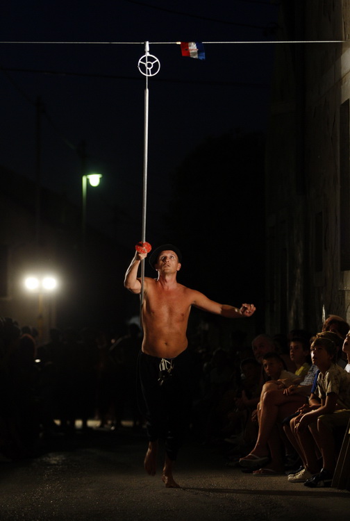 Zadar, 140811.
Na Bokanjcu se veceras odrzala 6. Alka. 35 alkara praceni limenom glazbom i pristranim navijacima pokazala su svoje umijece. KUD-a Bleke i konji organizirali su ovu manifestaciju. Alka se odrzala na bokanjackoj Kuntradi.
Foto: Jure Miskovic Zadar, 140811.
Na Bokanjcu se veceras odrzala 6. Alka. 35 alkara praceni limenom glazbom i pristranim navijacima pokazala su svoje umijece. KUD-a Bleke i konji organizirali su ovu manifestaciju. Alka se odrzala na bokanjackoj Kuntradi.
Foto: Jure Miskovic