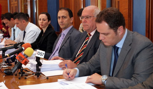 Zadar,250510.
Gradonacelnik Grada Zadra Zvonimir Vrancic sazvao je kolegij s procelnicima jedna od  tocaka dnevnog reda je smanjenje komunalne naknade koju je nedavno povecao.
Foto : Branislav Grgurovic / CROPIX