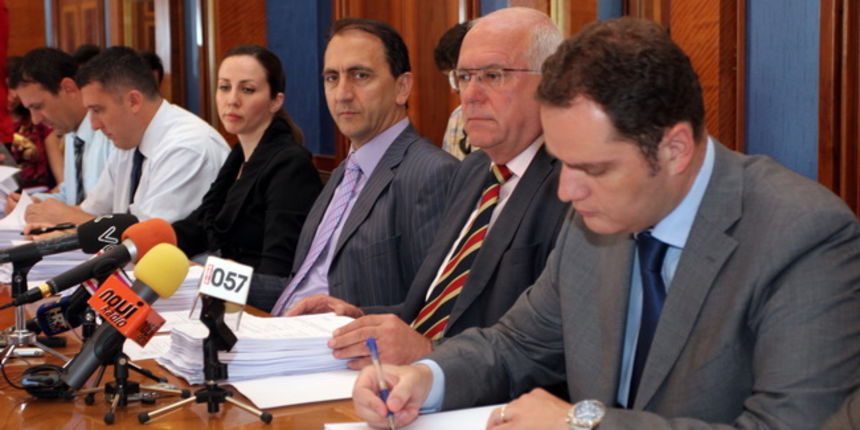 Zadar,250510.
Gradonacelnik Grada Zadra Zvonimir Vrancic sazvao je kolegij s procelnicima jedna od  tocaka dnevnog reda je smanjenje komunalne naknade koju je nedavno povecao.
Foto : Branislav Grgurovic / CROPIX