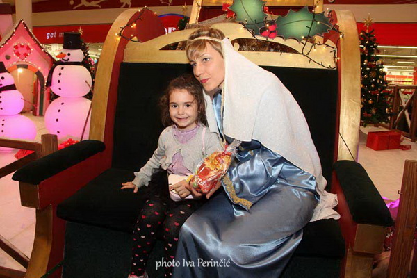 Sv. Luce razveselila mališane u Supernova centru, Foto: Iva Perinčić Sv. Luce razveselila mališane u Supernova centru, Foto: Iva Perinčić