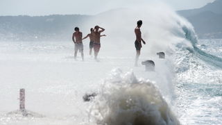 Zadar, 260812
Olujno nevrijeme sa jakim zapadnim vjetrom zahvatilo je u ranim popodnevnim satima zadarsko podrucje na radost brojnih turista i Zadrana koji su uzivali u prekrasnim prizorima, ali isto tako i na nesrecu mnogih nauticara kojima je ovakva olu