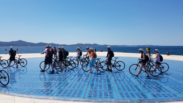 Đir uz more 19. srpnja 2016. – Uvala Draženica, kupalište Jadran, Moprske orgulje i Pozdrav suncu, zadarska riva… Foto: Mladen Malik Đir uz more 19. srpnja 2016. – Uvala Draženica, kupalište Jadran, Moprske orgulje i Pozdrav suncu, zadarska riva… Foto: Mladen Malik