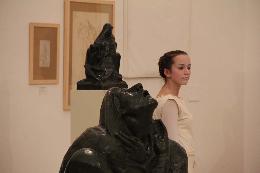 Glazbeno-plesni performans “Ona koja nosi”, foto: Iva Perinčić Glazbeno-plesni performans “Ona koja nosi”, foto: Iva Perinčić