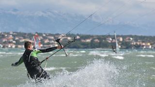 Jaka bura pružila je prigodu nekolicini kitesurfera da pokažu svoje umjeće na ninskoj plaži.  Photo: Dino Stanin/PIXSELL