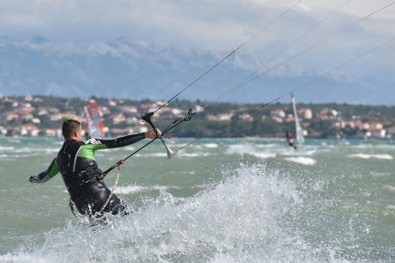Jaka bura pružila je prigodu nekolicini kitesurfera da pokažu svoje umjeće na ninskoj plaži.  Photo: Dino Stanin/PIXSELL