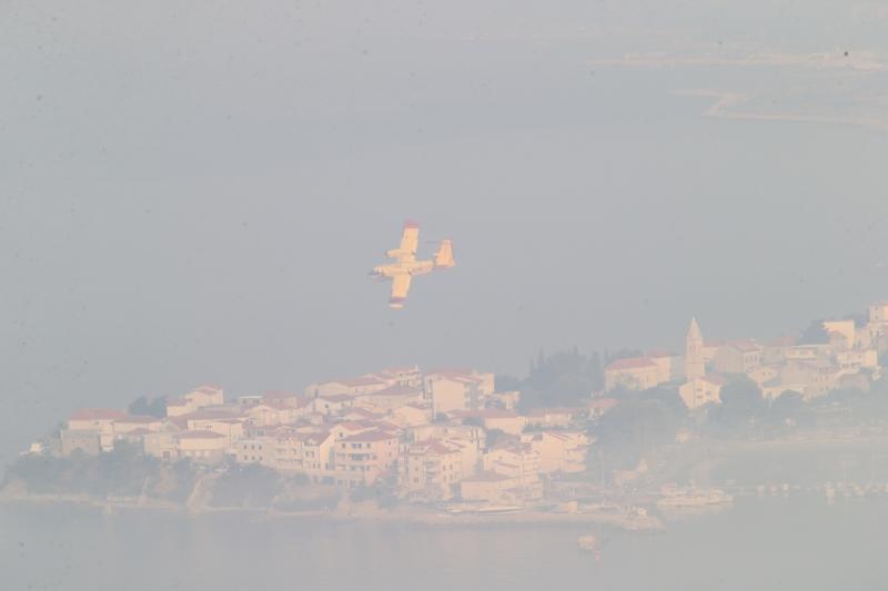 Podstrana u dimu, požar gasi i kanader Podstrana u dimu, požar gasi i kanader